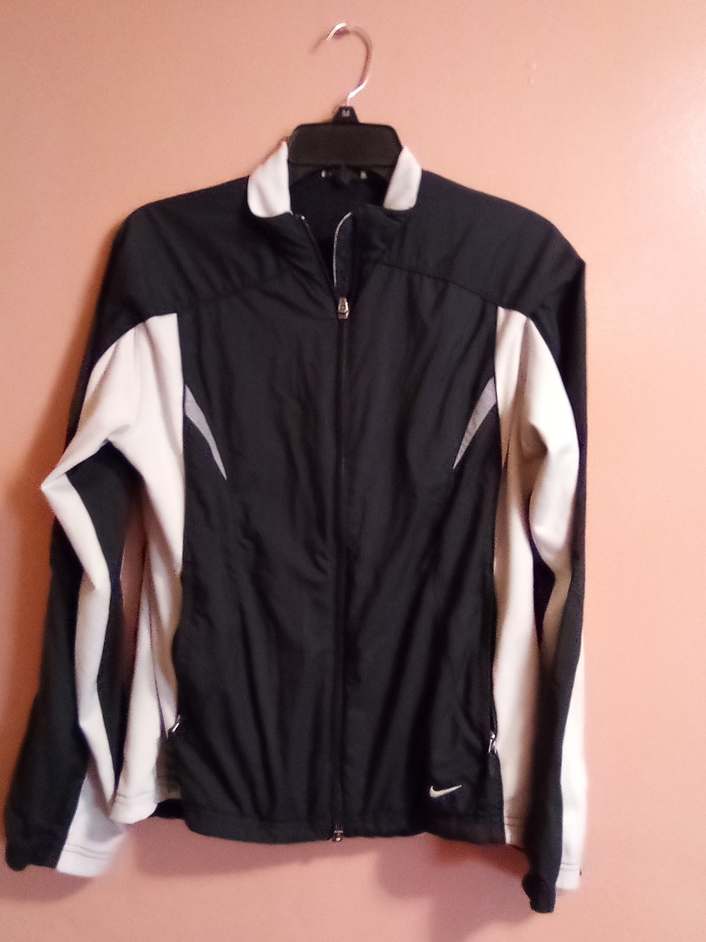 Nike Black and White Full-Zip Athletic Jacket ( Bag Q )